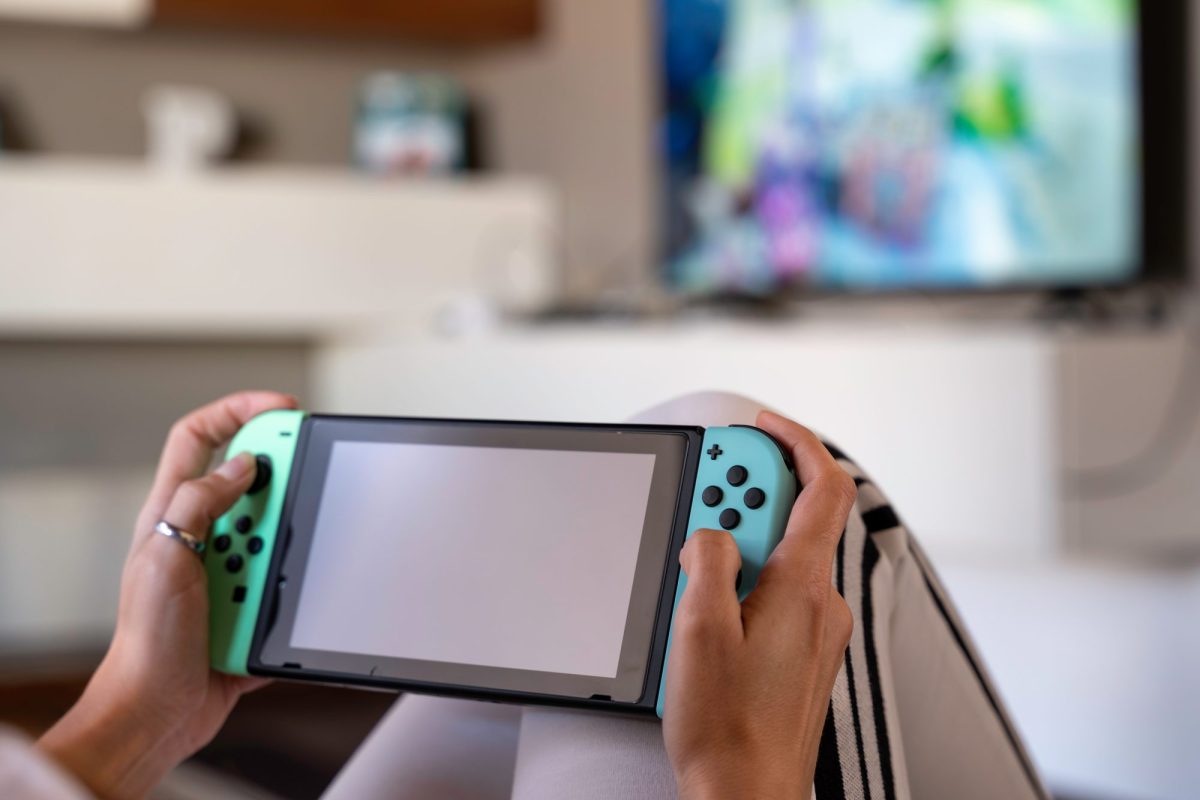Person hält eine Special Edition der Nintendo Switch in der Hand.