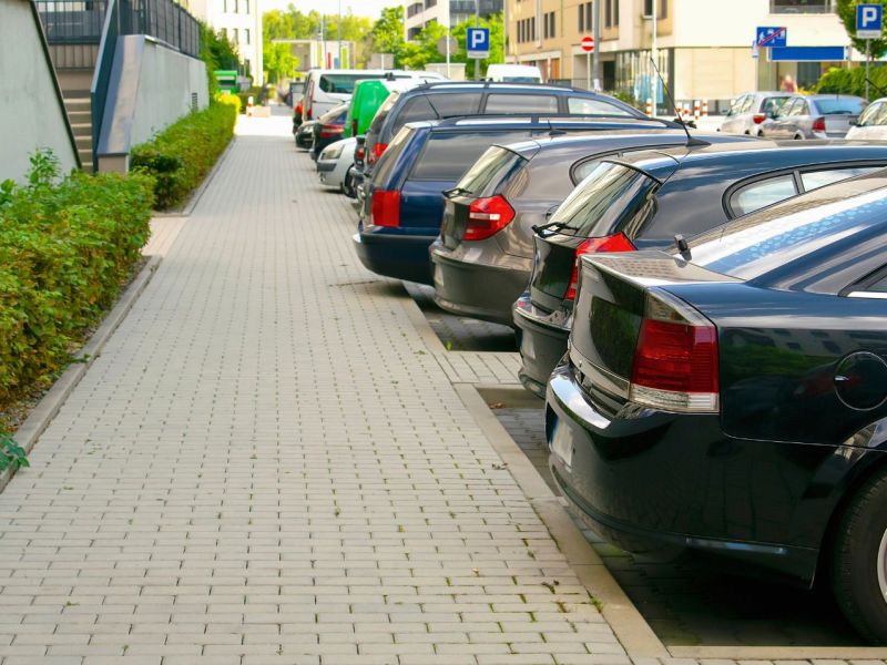 Autos parken in Parktaschen
