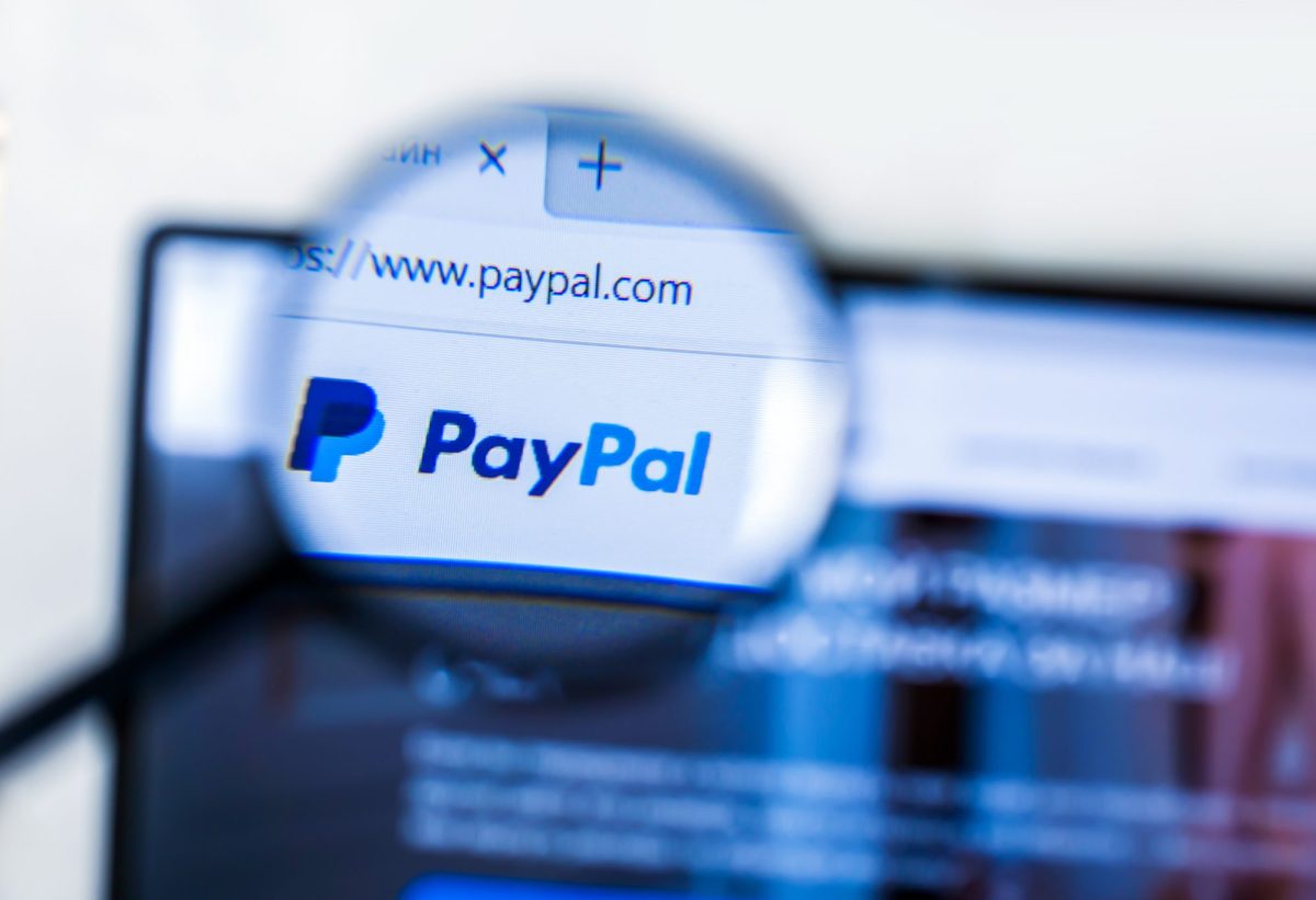 Lupe vergrößert das PayPal-Logo auf einem Computerbildschirm.