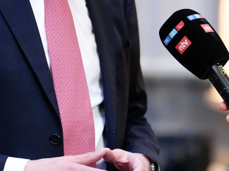 Politiker wird ein Mikrofon mit RTL- und ntv-Logo vorgehalten
