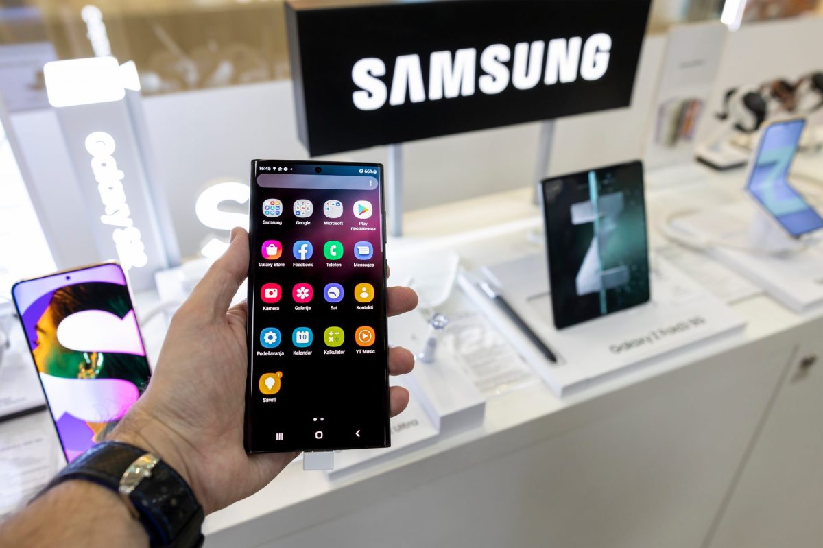 Person hält ein Samsung-Handy in der Hand, auf dem mehrere Apps angezeigt werden.