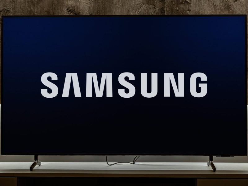 Samsung-Logo auf einem Fernseher.
