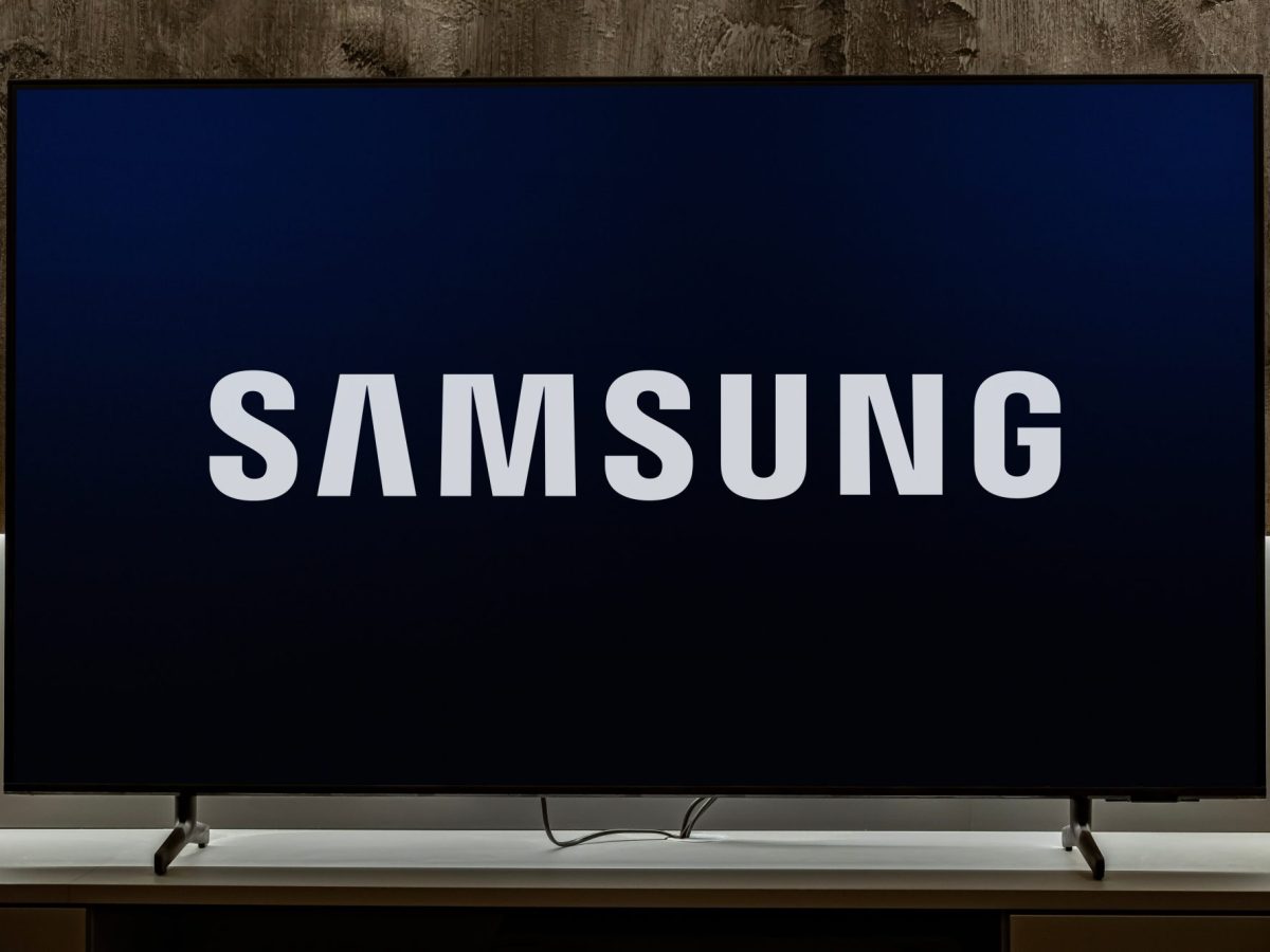Samsung-Logo auf einem Fernseher.
