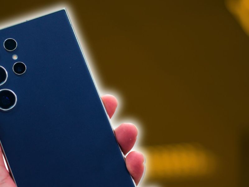Person hält ein Samsung Galaxy S24 Ultra