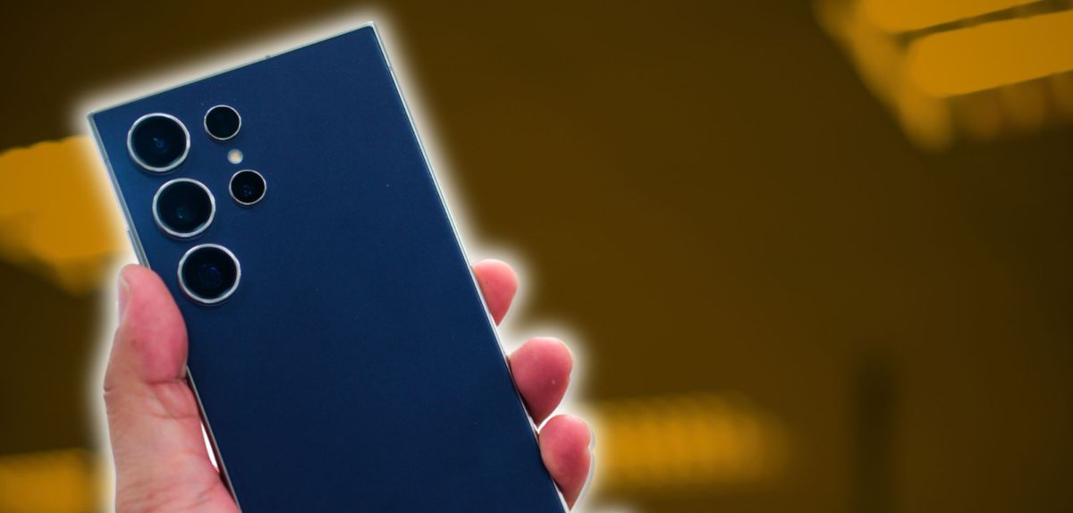 Person hält ein Samsung Galaxy S24 Ultra