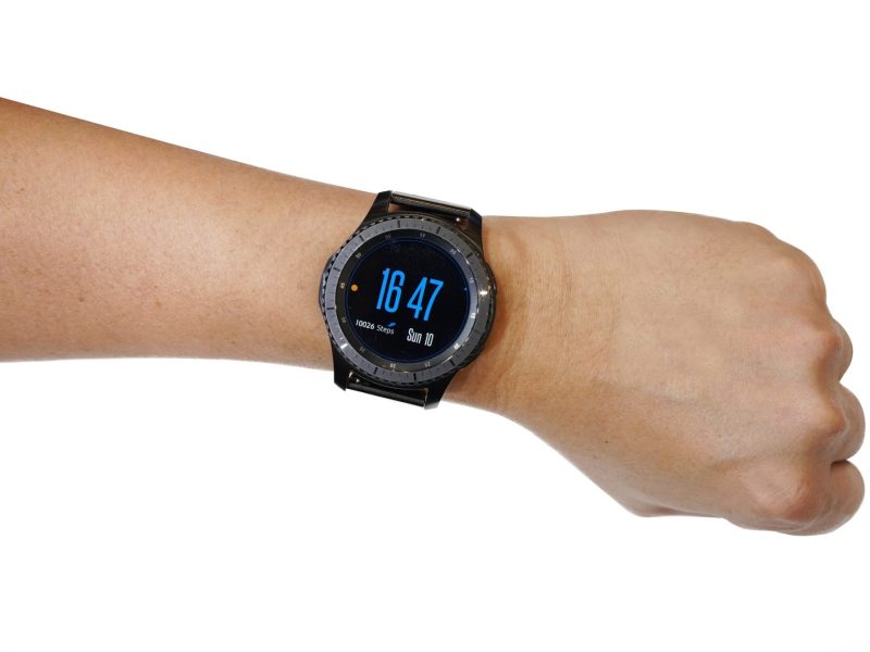 Person trägt eine Samsung Galaxy Watch3 am Handgelenk