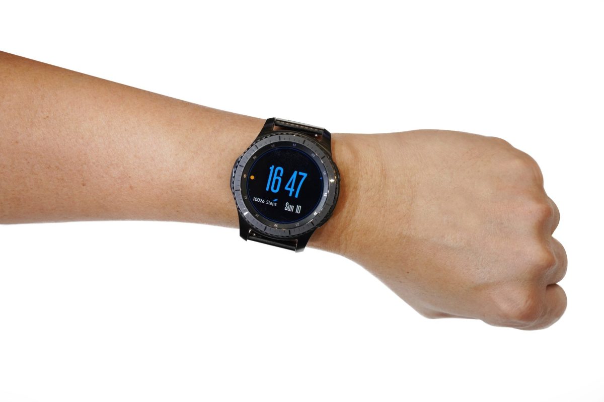 Person trägt eine Samsung Galaxy Watch3 am Handgelenk