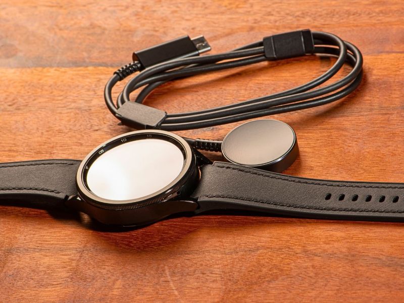 Samsung Galaxy Watch mit Zubehör.