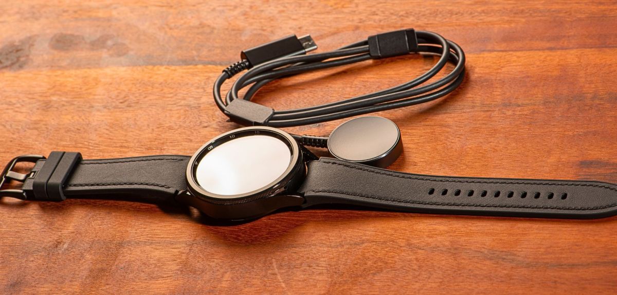 Samsung Galaxy Watch mit Zubehör.
