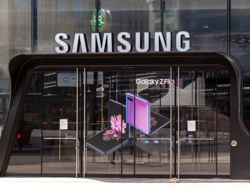 Samsung-Logo über einem Store-Eingang.