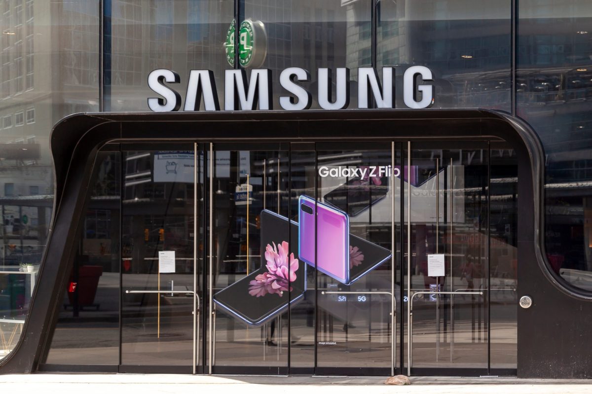 Samsung-Logo über einem Store-Eingang.