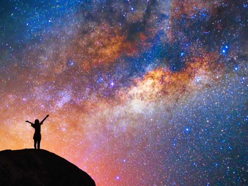 Sternenhimmel von der Erde aus bei Nacht.