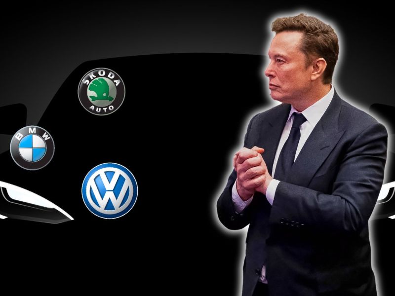 Elon Musk steht neben den Logos dreier Automarken