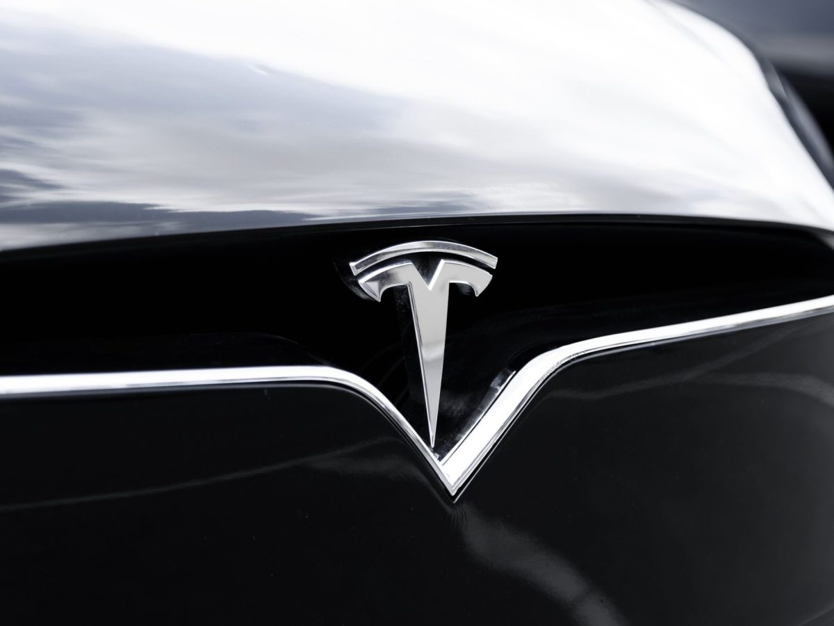 Tesla-Logo an einem Auto.