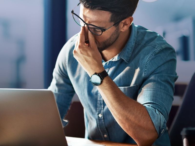 Man sitzt verzweifelt vor seinem Laptop