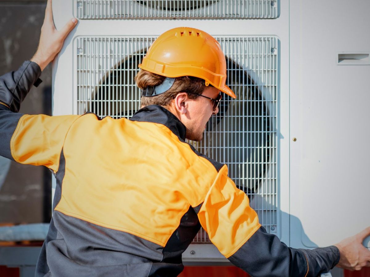 Handwerker arbeitet an einer Wärmepumpe.