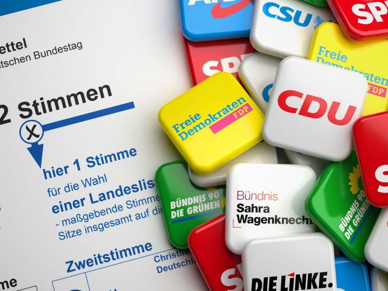 Wahlzettel neben den Logos verschiedener Parteien
