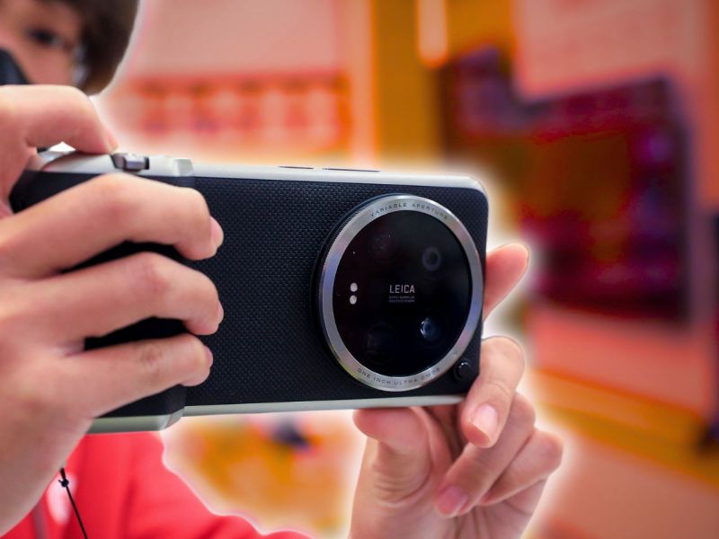 Person mit einem Xiaomi 14 Ultra