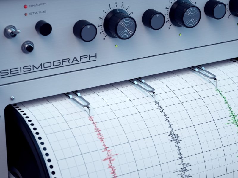 Ein Seismograf zeichnet Erdbeben auf.