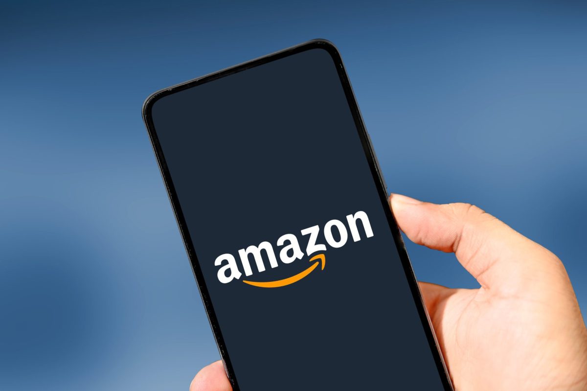 Amazon-Logo wird auf einem Handy-Display angezeigt.
