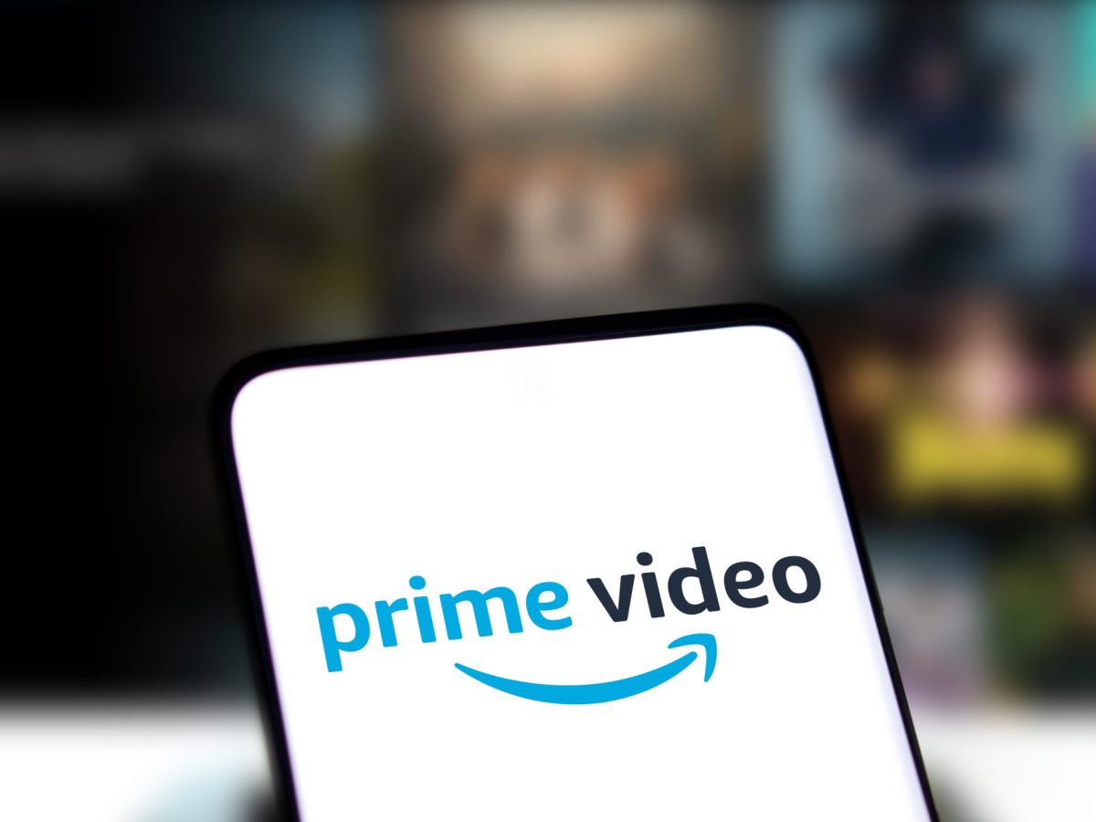 Amazon Prime Video-Logo wird auf einem Handy-Display angezeigt.