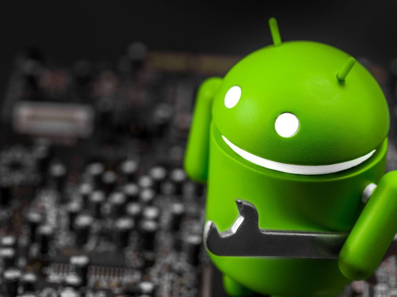Android-Maskottchen mit einem Schraubenschlüssel in der Hand.