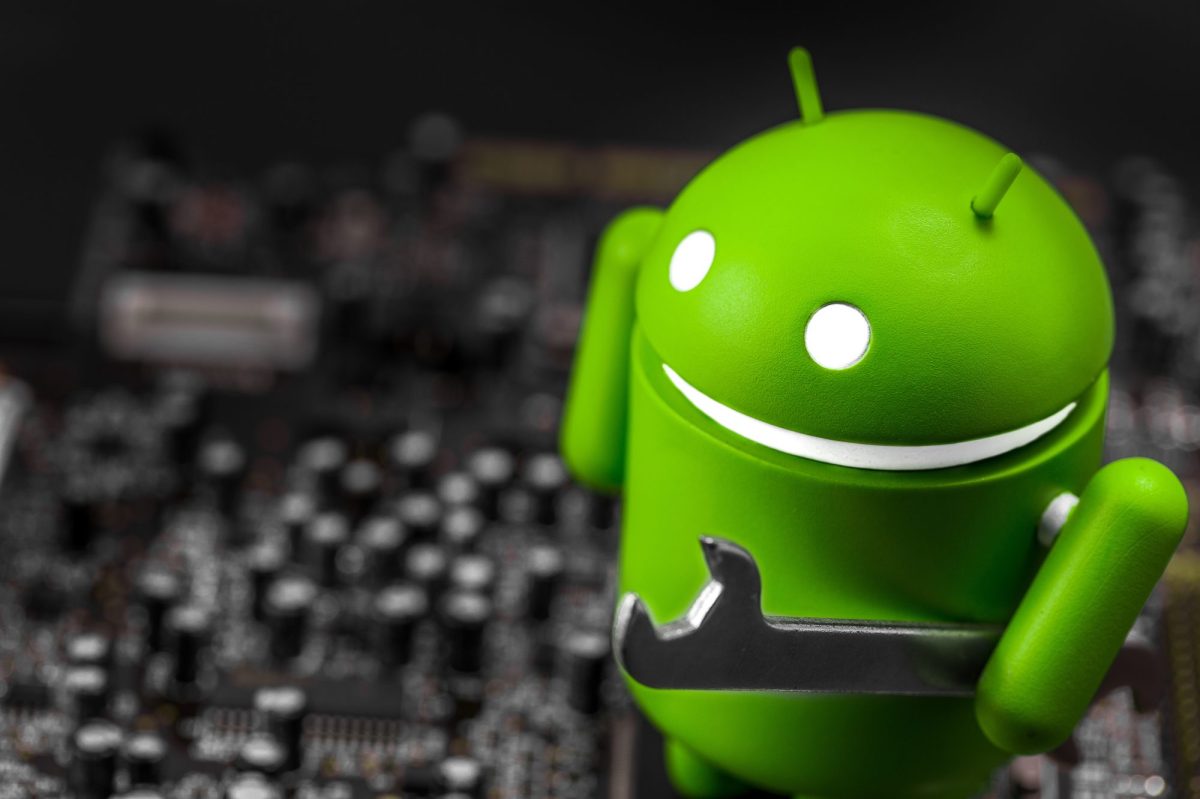 Android-Maskottchen mit einem Schraubenschlüssel in der Hand.