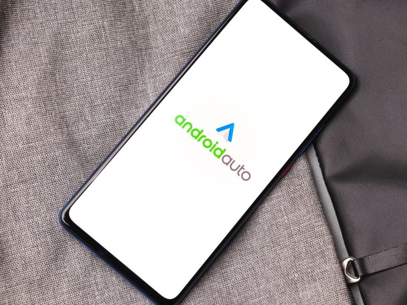 Android Auto wird auf einem Handy-Display angezeigt.