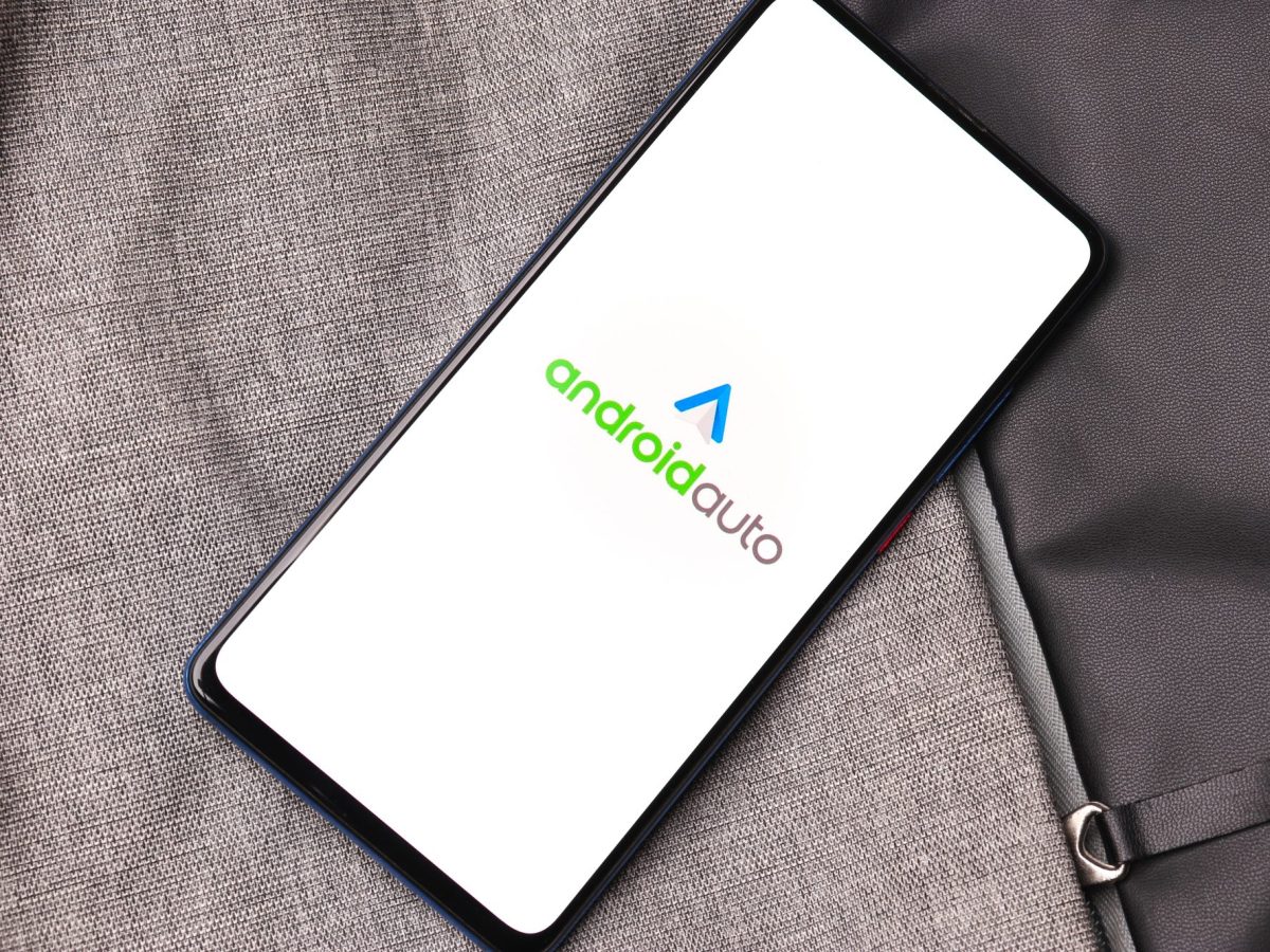 Android Auto wird auf einem Handy-Display angezeigt.