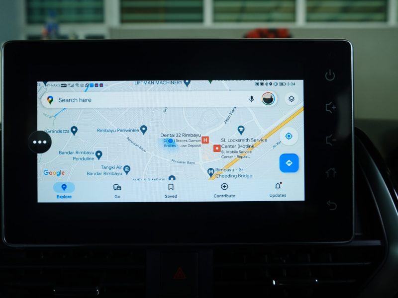 Google Maps wird auf einem Auto-Display angezeigt.