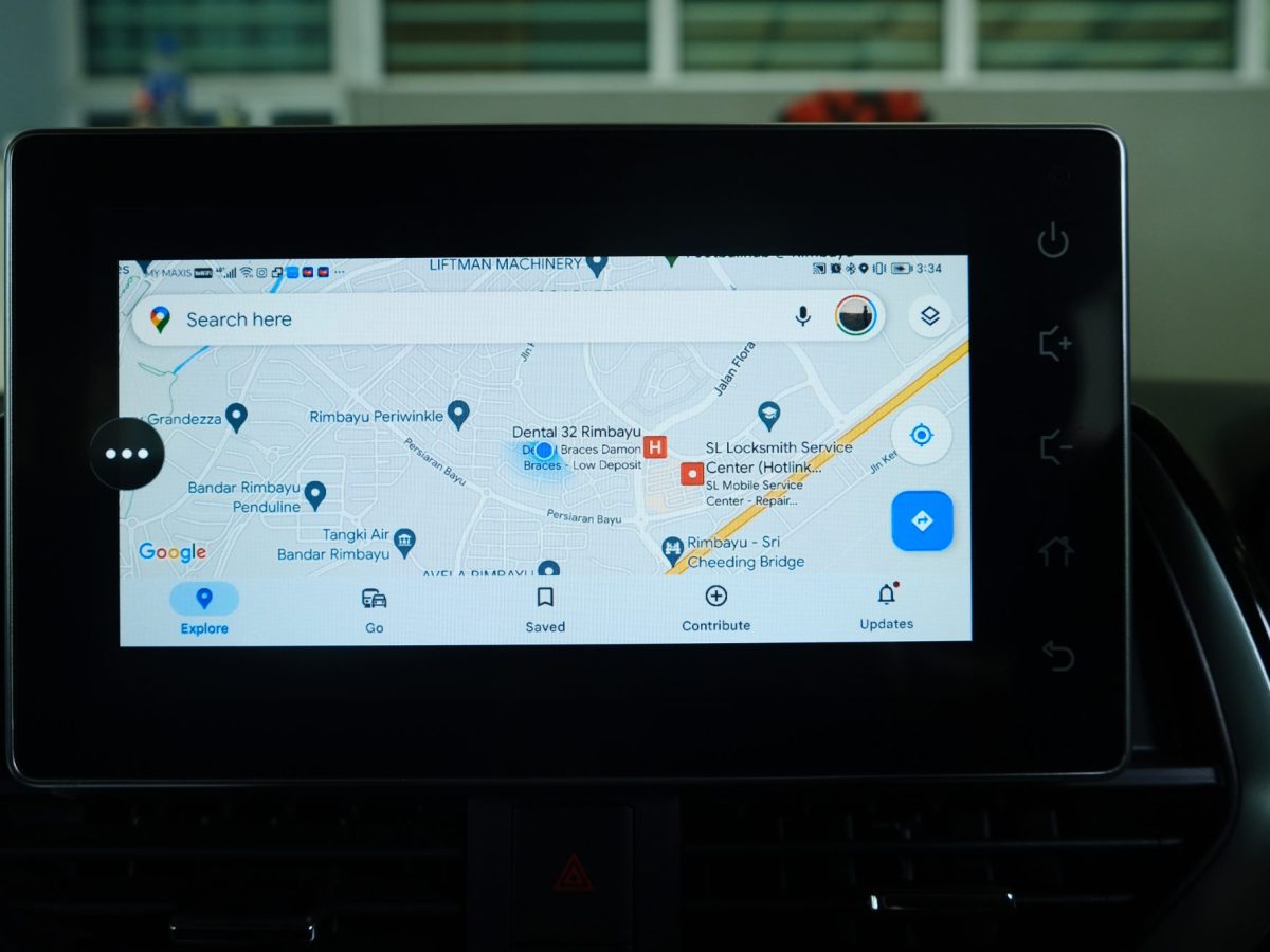 Google Maps wird auf einem Auto-Display angezeigt.