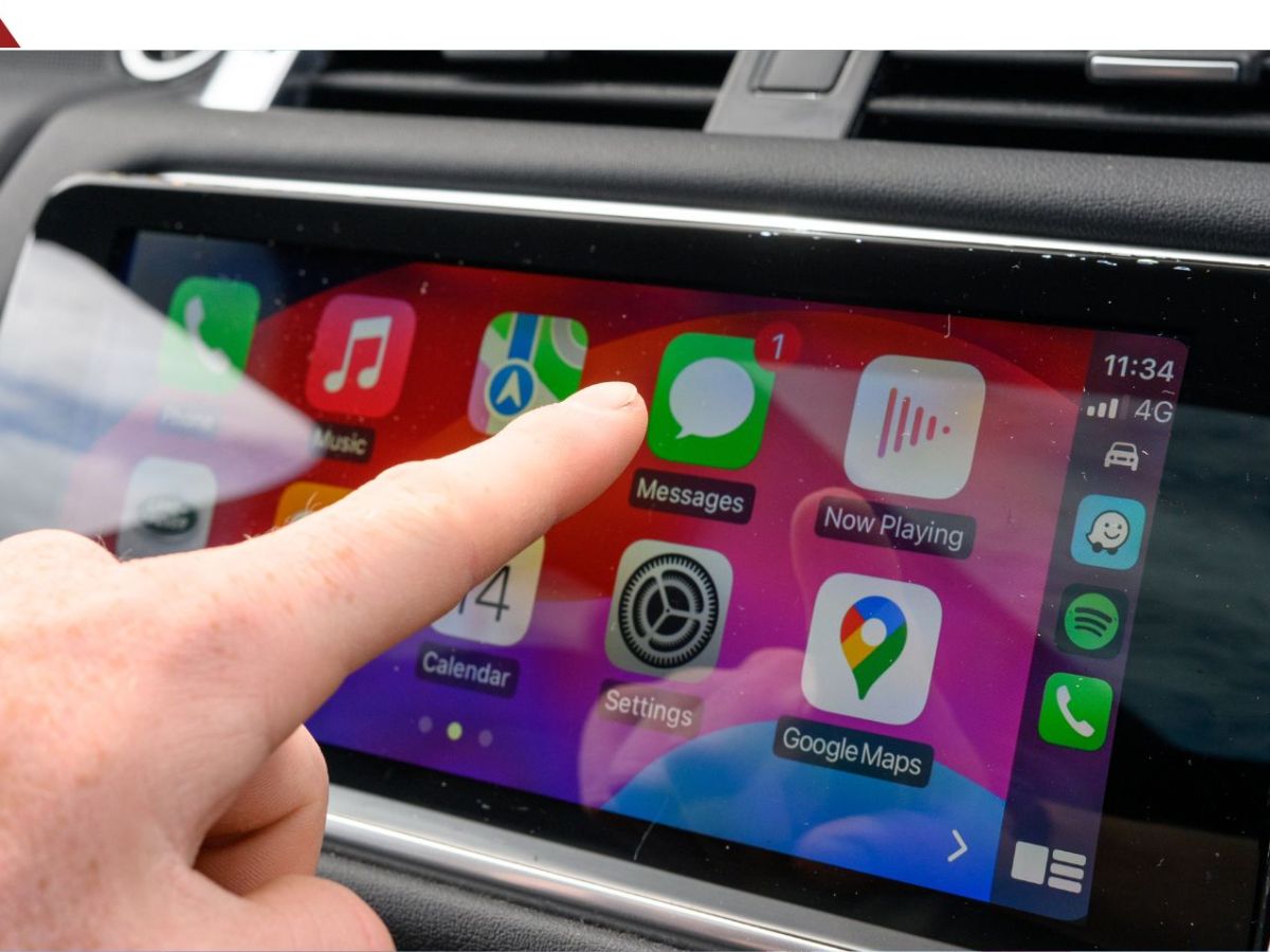 Person bedient einen Auto-Display mit Apple Carplay