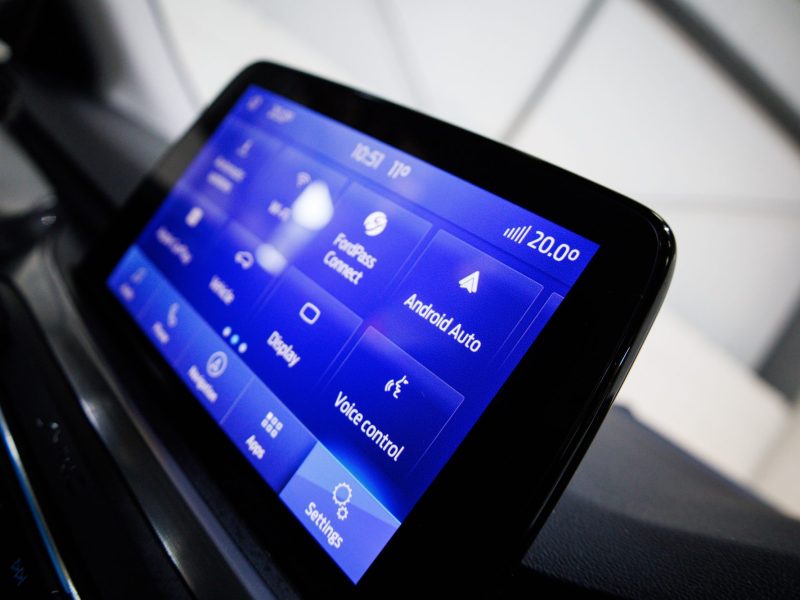 Auf einem Auto-Display wird das Android Auto-Symbol angezeigt.