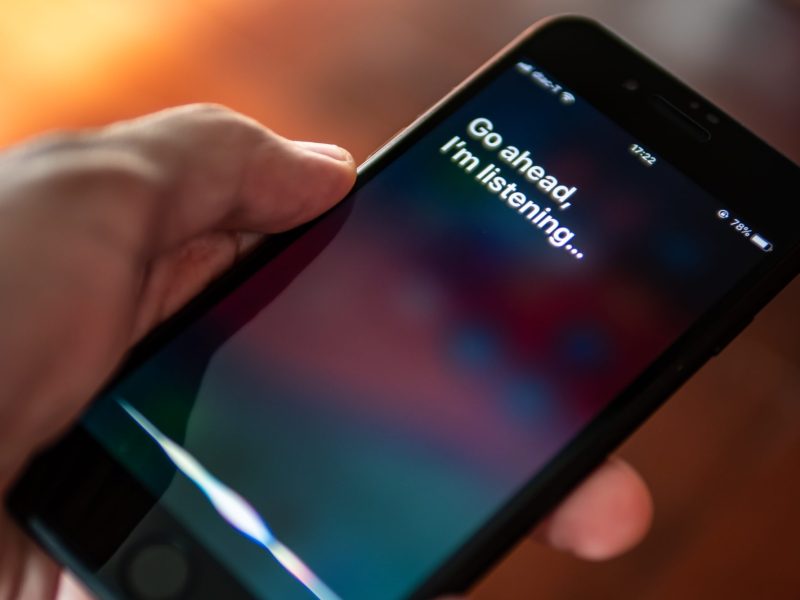 Siri wartet auf eine Spracheingabe auf einem iPhone.