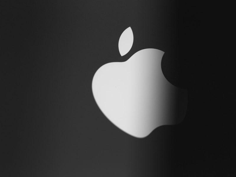 Apple-Logo verschwindet zum Teil im Schatten.