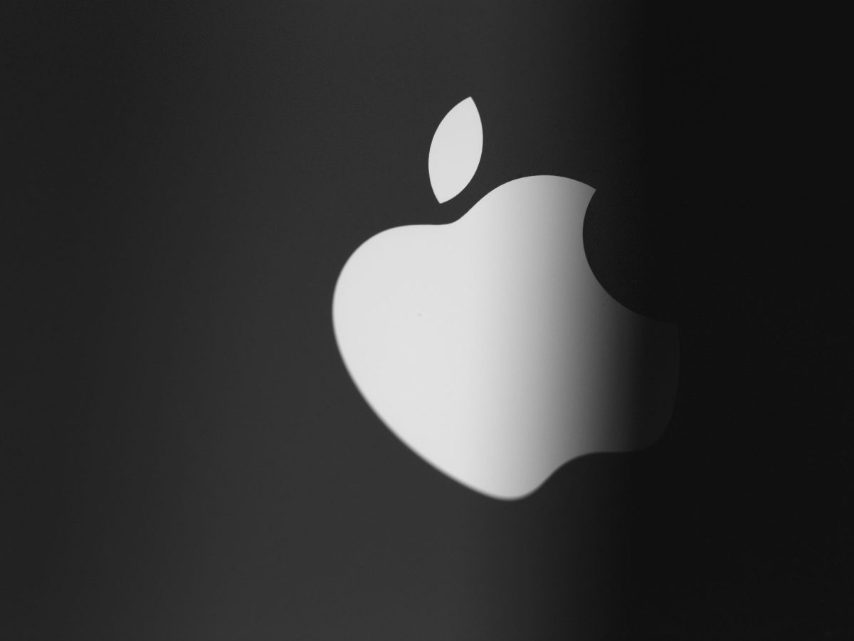 Apple-Logo verschwindet zum Teil im Schatten.