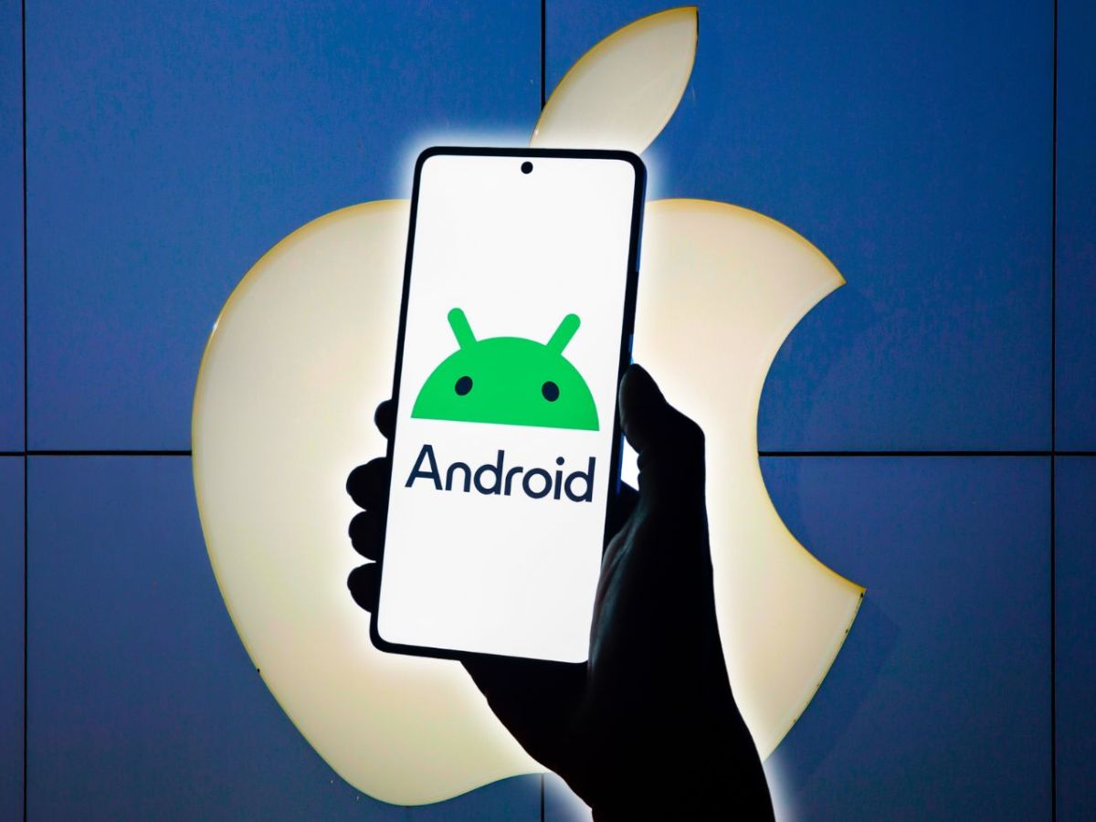 Android-Handy vor einem Apple-Logo