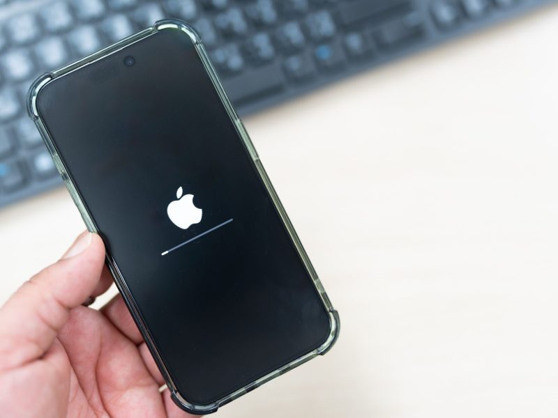 Auf einem iPhone wird ein Apple-Update ausgeführt.