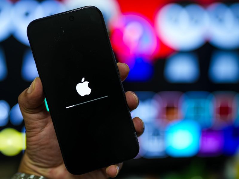 Auf einem Handy wird ein Apple Update durchgeführt.