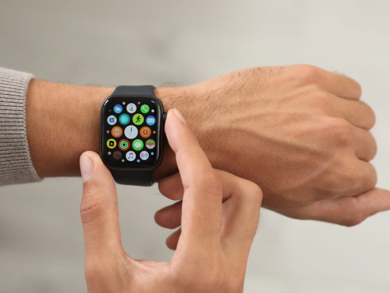 Eine Person trägt eine Apple Watch am Handgelenk.