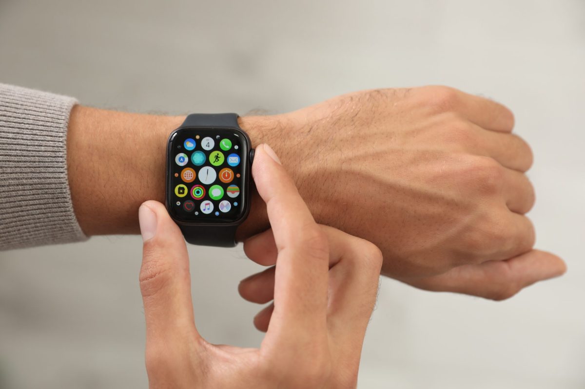 Eine Person trägt eine Apple Watch am Handgelenk.
