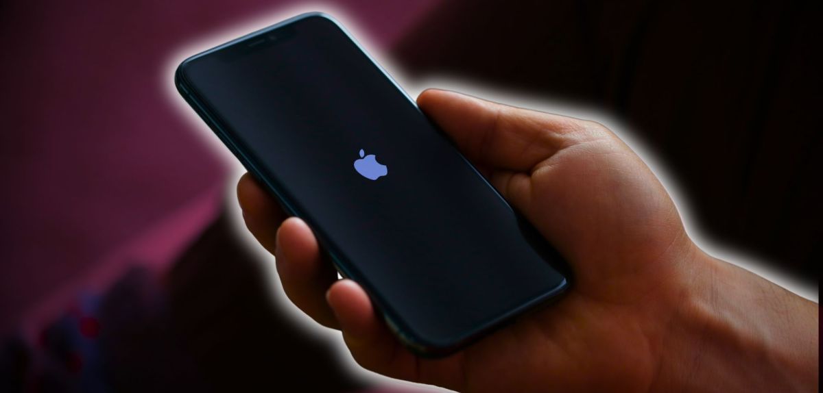 Person hält ein iPhone in der Hand