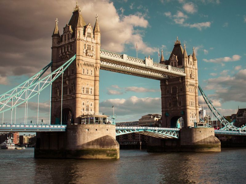 Tower Bridge in London mit Themse