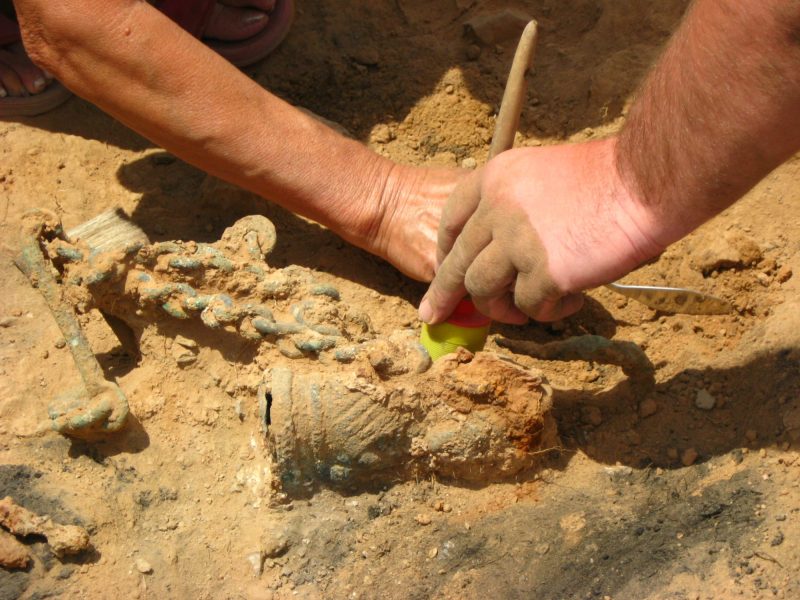 Personen legen mit Pinseln einen archäologischen Fund frei. (Symbolbild)