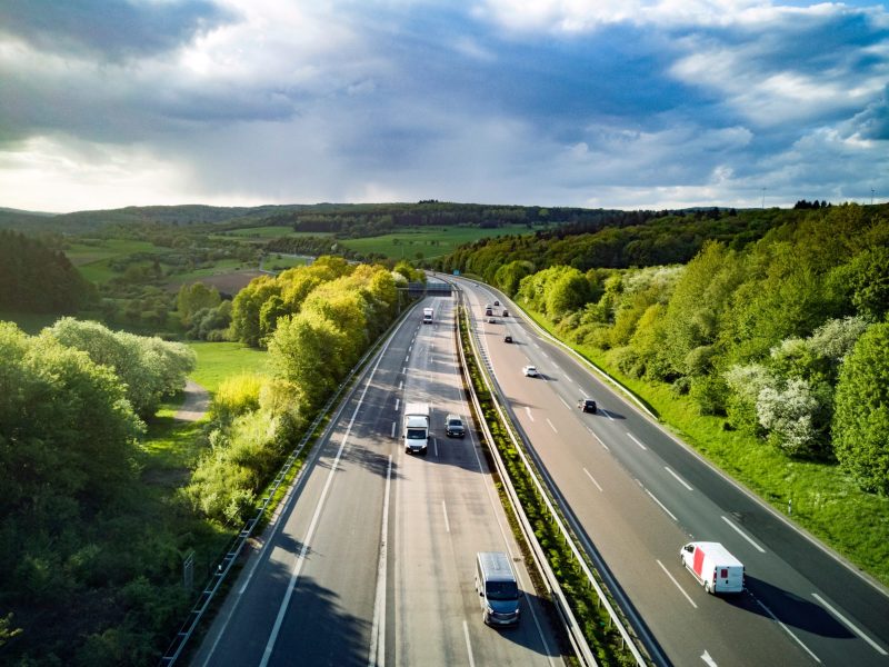 Bild aus der Vogelperspektive auf eine befahrene Autobahn.