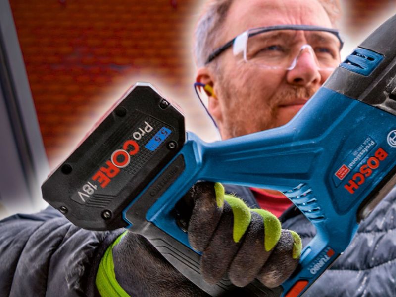 Mann mit Bosch GSA 18V-28 Professional