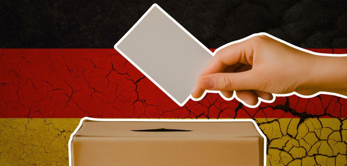 Person wirft Stimmzettel in eine Wahlurne