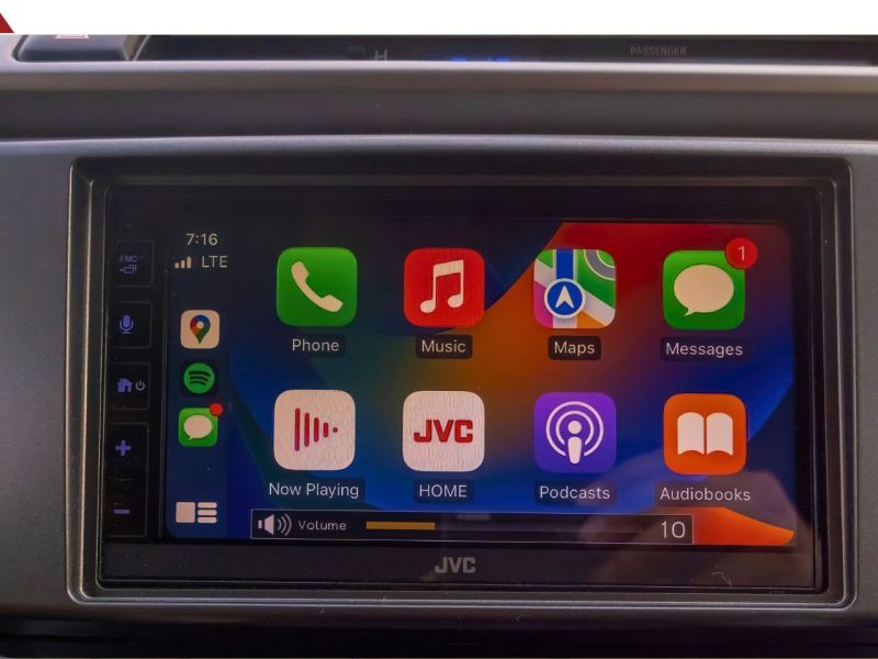 Auf einem Auto-Display werden verschiedene App-Symbole angezeigt.