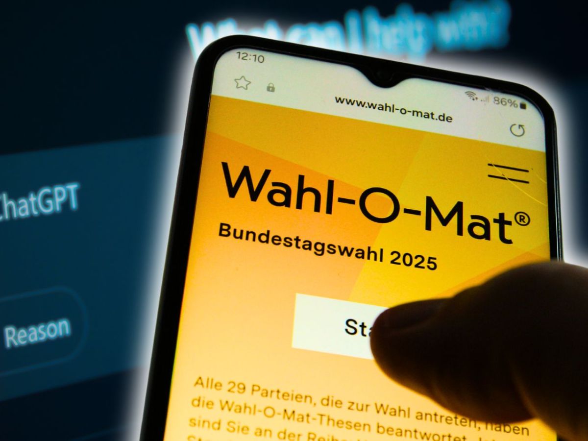 Person hält Smartphone mit geöffnetem Wahl-O-Mat vor einen Laptop mit ChatGPT