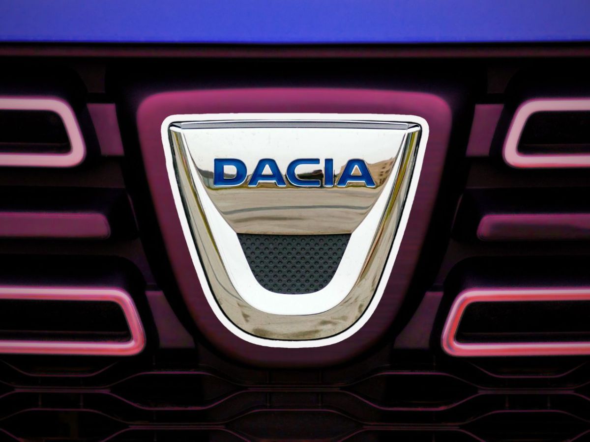 Dacia-Logo auf einem Auto